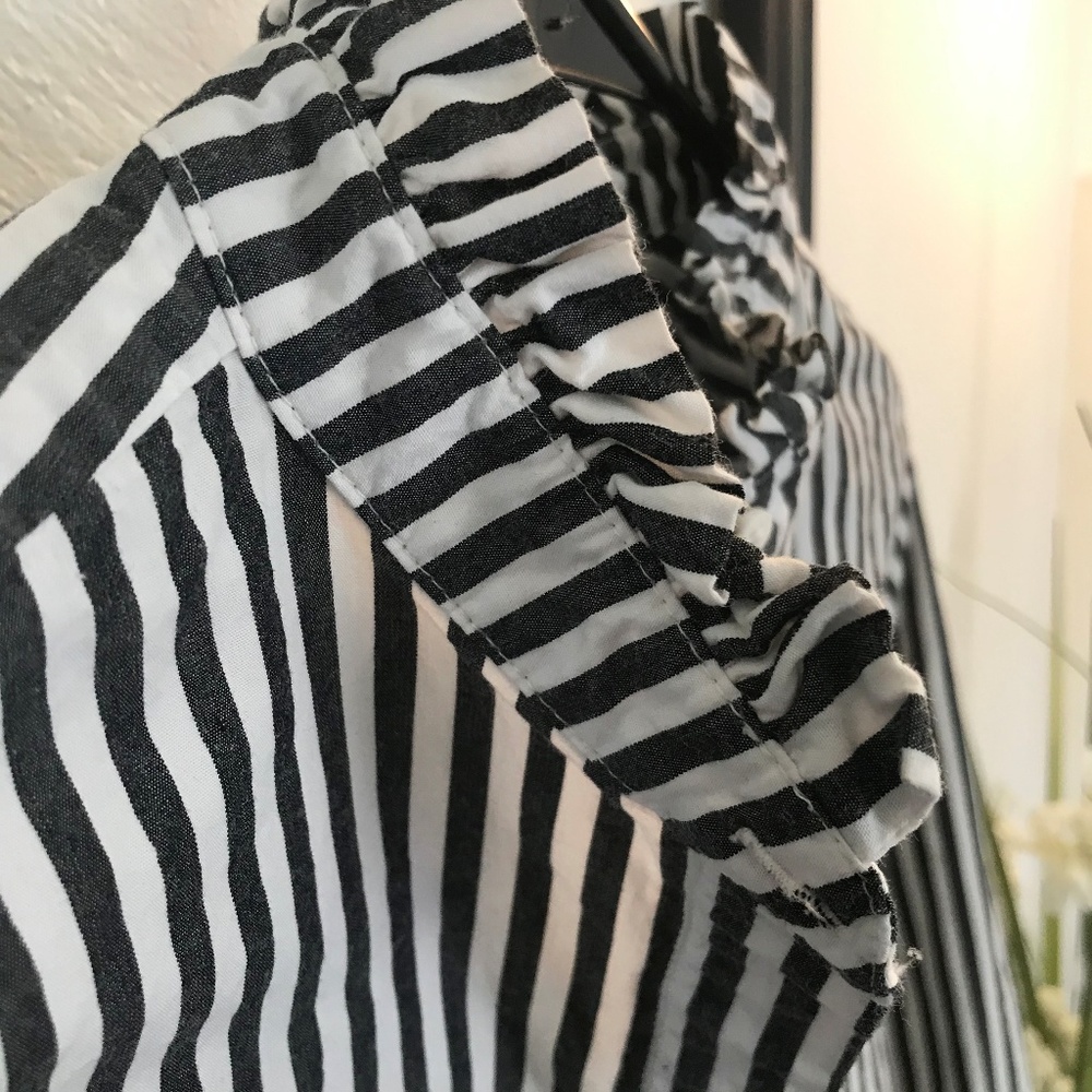 ⬇️🎈H&M Striped Ruffled Button down - Picture 4 of 8